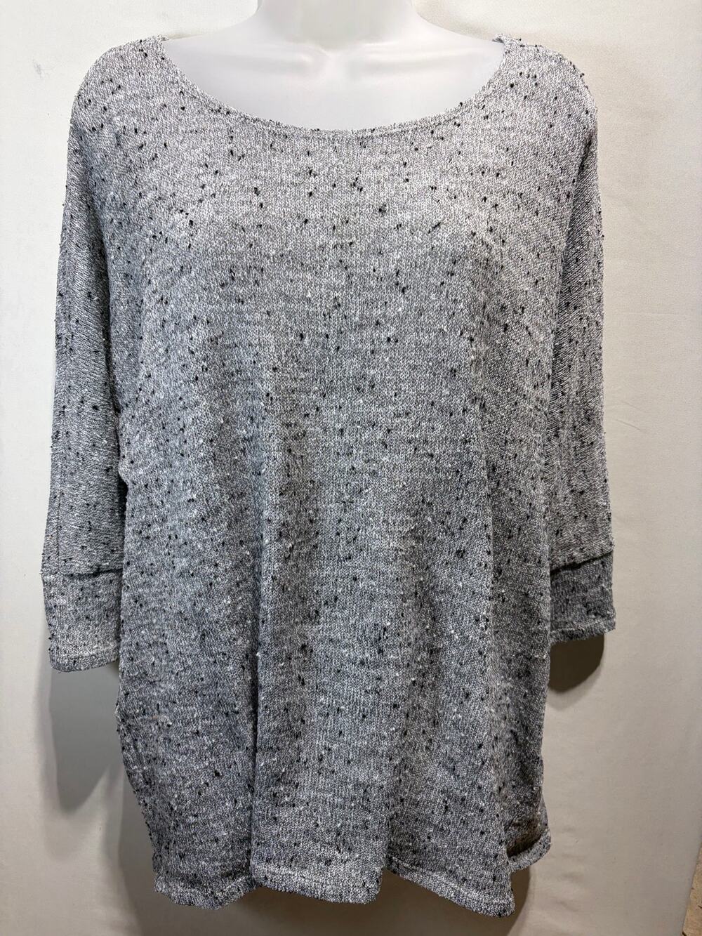 Alfani Woman Grey 3/4 Length Sleeve Sweater. EUC
